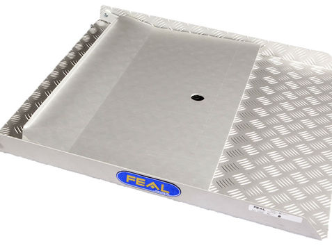 Liten ramp av aluminium som går att fälla upp. Rampen är gjort av tårplåt och har en halkskyddad yta.