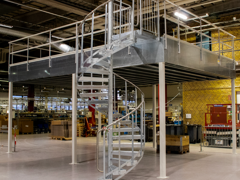 Fristående entresolplan med spiraltrappa i verkstad