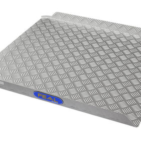 Mindre ramp av aluminium gjort i tårplåt mot vit bakgrund