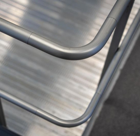 Industriräcke i aluminium med rundat hörn.