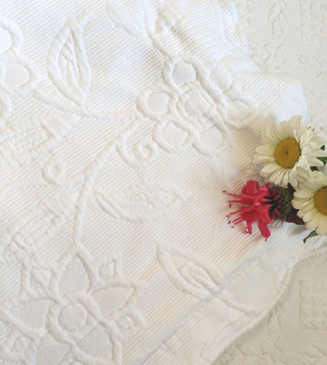 Colchas Domingo King Sham White Floral Matelassé Scalloped