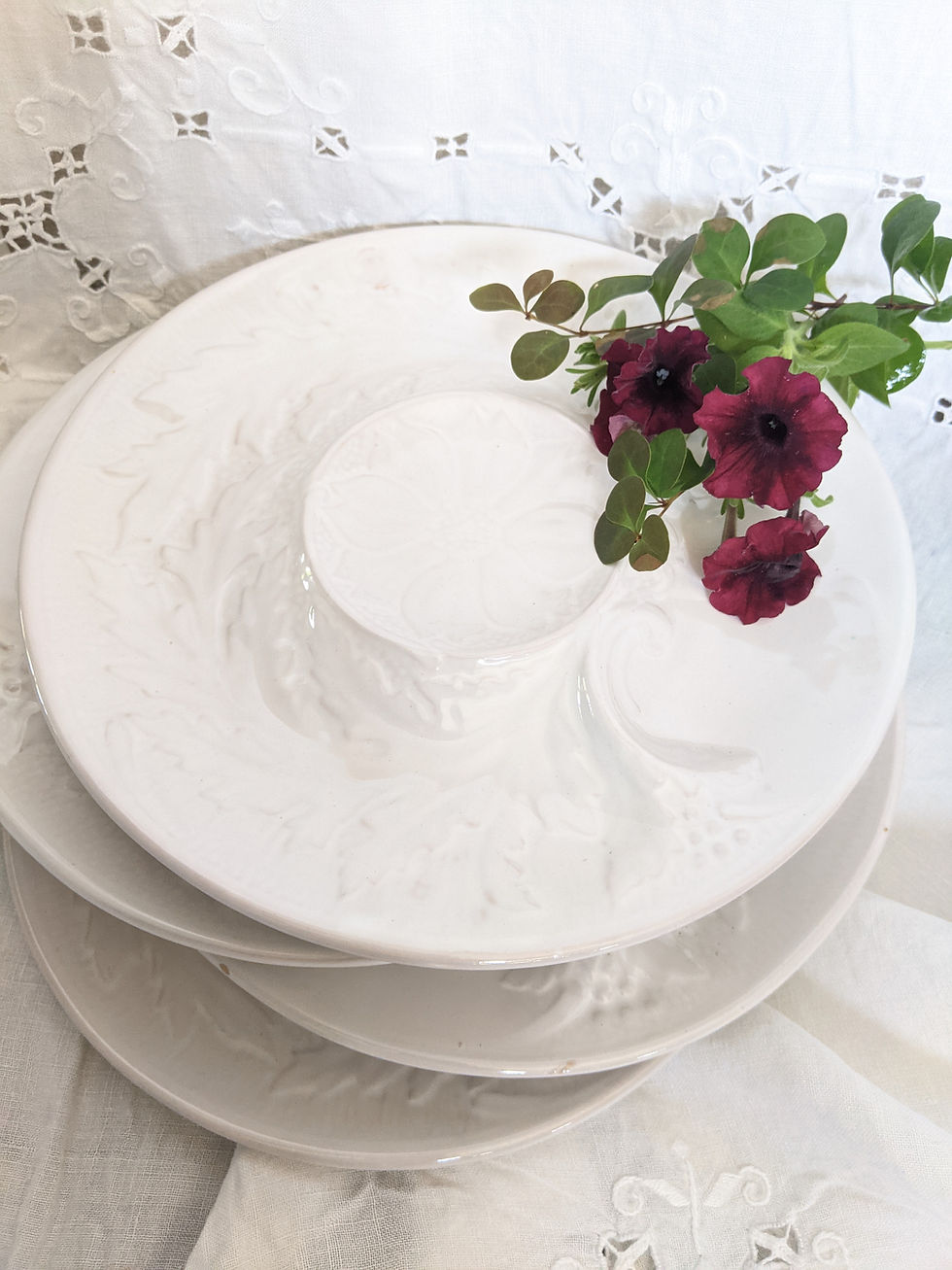 Thumbnail: Pleasant Village Italian White Majolica Artichoke Plates Set of Four 10"