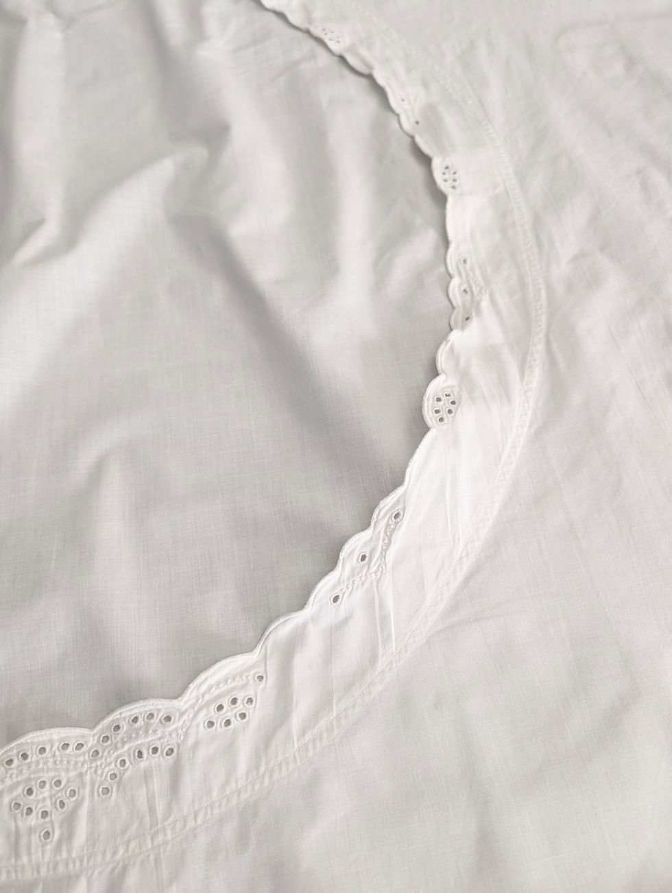 Thumbnail: Vintage Duvet Cover White Cotton Eyelet Oval Opening 50in x 66in