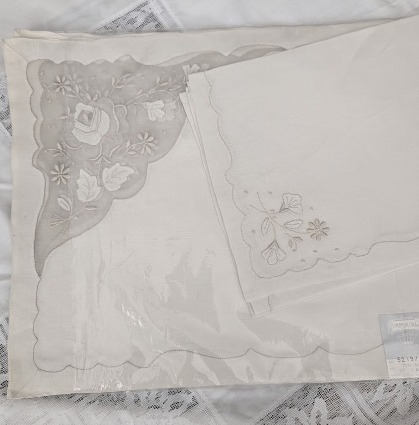 Placemats Napkins Set of 4 White Floral Embroidery Portugal New Vintage