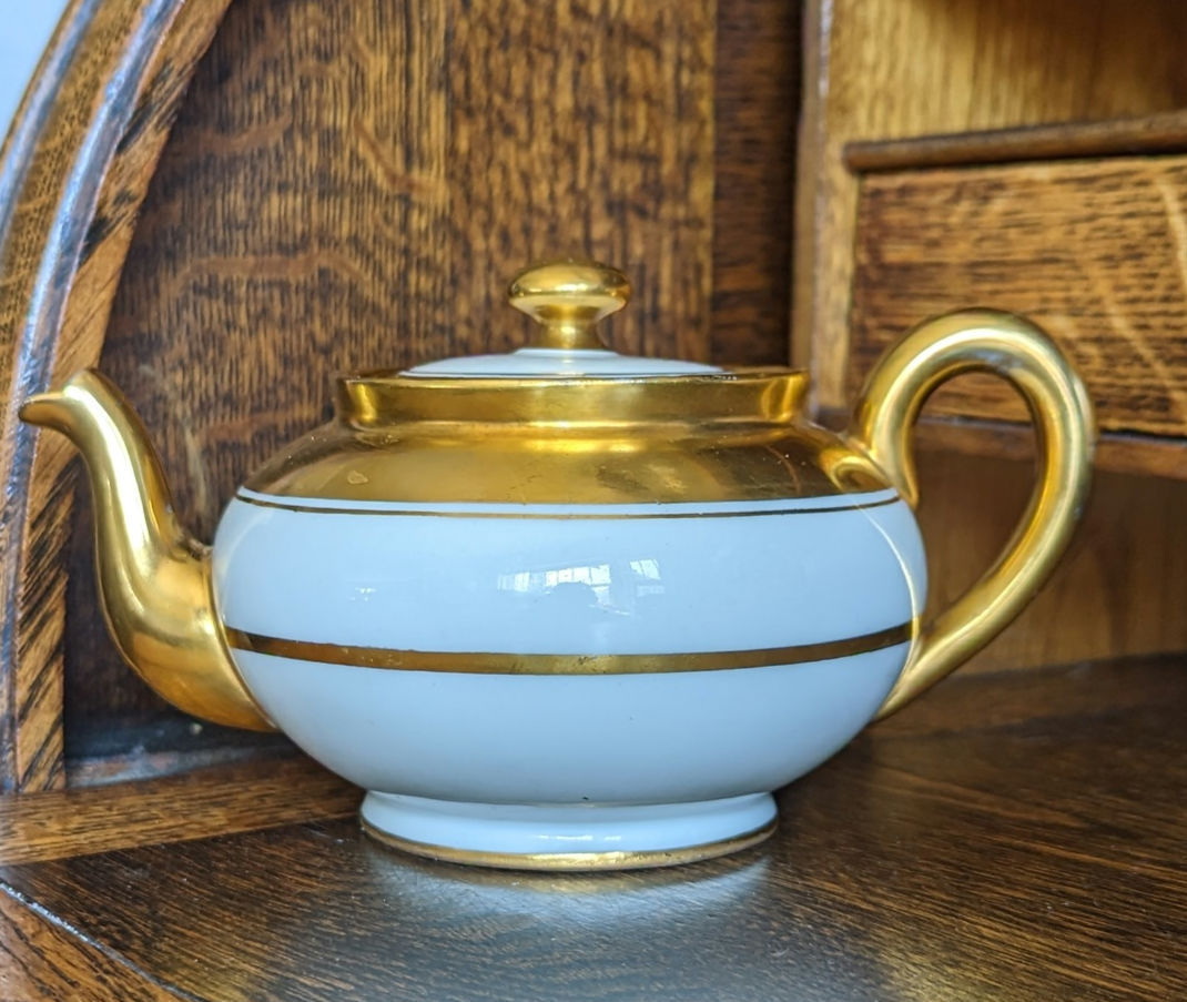 Limoges D&C France Delinieres & Co Small Teapot Gold Leaf