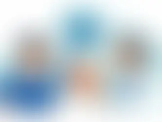 Médico y paciente conversan sobre un virus y una erupción; fondo clínico con microscopio y silueta corporal.