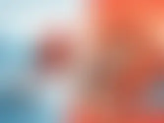 Mano con guante sostiene un riñón rojo en un laboratorio azul; imagen de cálculo renal con lupa sobre fondo naranja; instrumental médico visible.