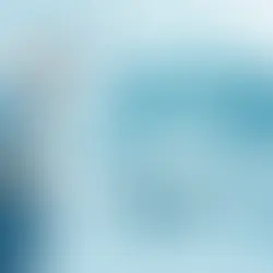 Hombre con gesto de dolor, manos en el abdomen, piensa en vejiga bloqueada. Fondo hospital, cama y monitor cardiaco. Tonos azules.