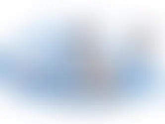 Mujer en silla médica conectada a un monitor. Profesora señala. Fondo azul con ilustraciones pélvicas. Ambiente clínico y educativo.