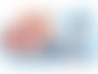 Un médico explica el varicocele con una ilustración de testículos. Hay equipos médicos, píldoras y un monitor de ultrasonido en el fondo.