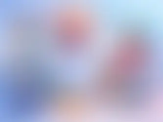 Médico sonriente con bata y estetoscopio habla con paciente en silla. Imágenes médicas, berenjena y plátano en primer plano, fondo azul.