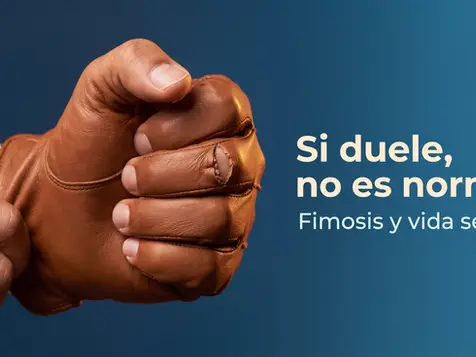 Puño con guante marrón sobre fondo azul; texto: Si duele, no es normal. Fimosis y vida sexual.