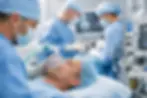 un doctor aplicando anestesia durante un holep
