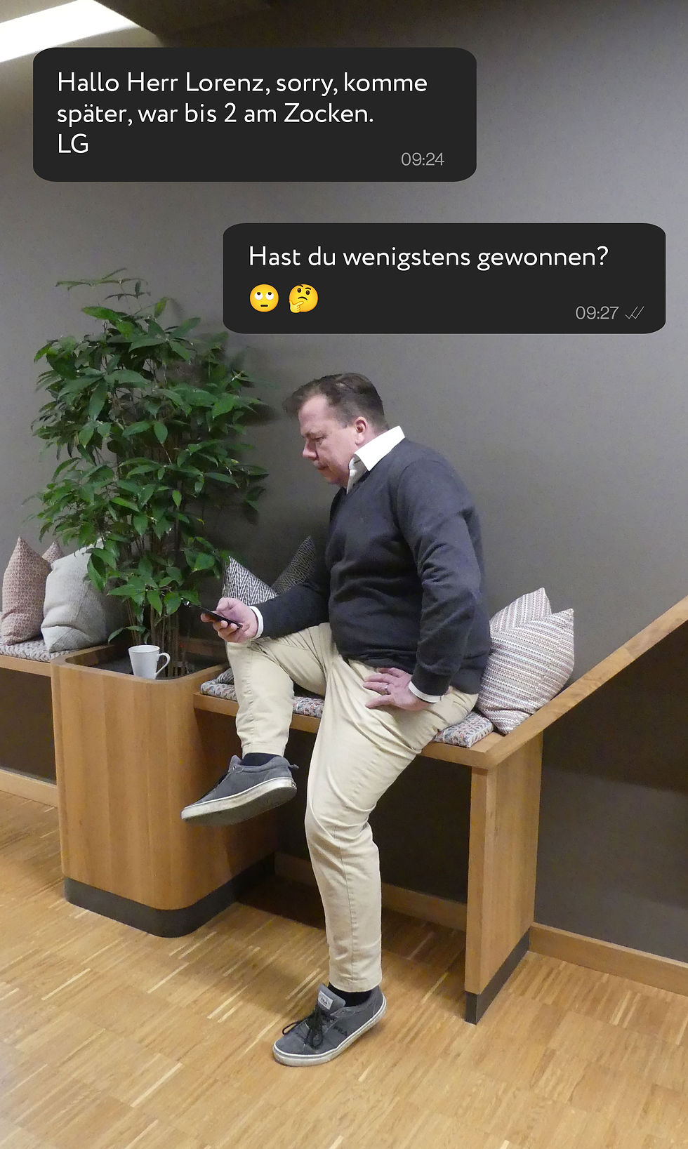 Lorenz schaut auf sein Handy und liest einen Whats App Dialog.