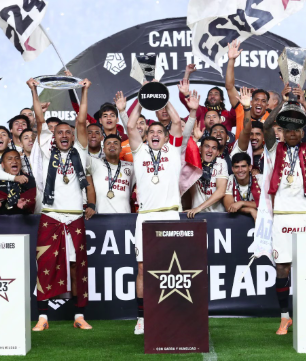 Universitario celebró su tricampeonato con un empate 0-0 ante Garcilaso en un Monumental repleto