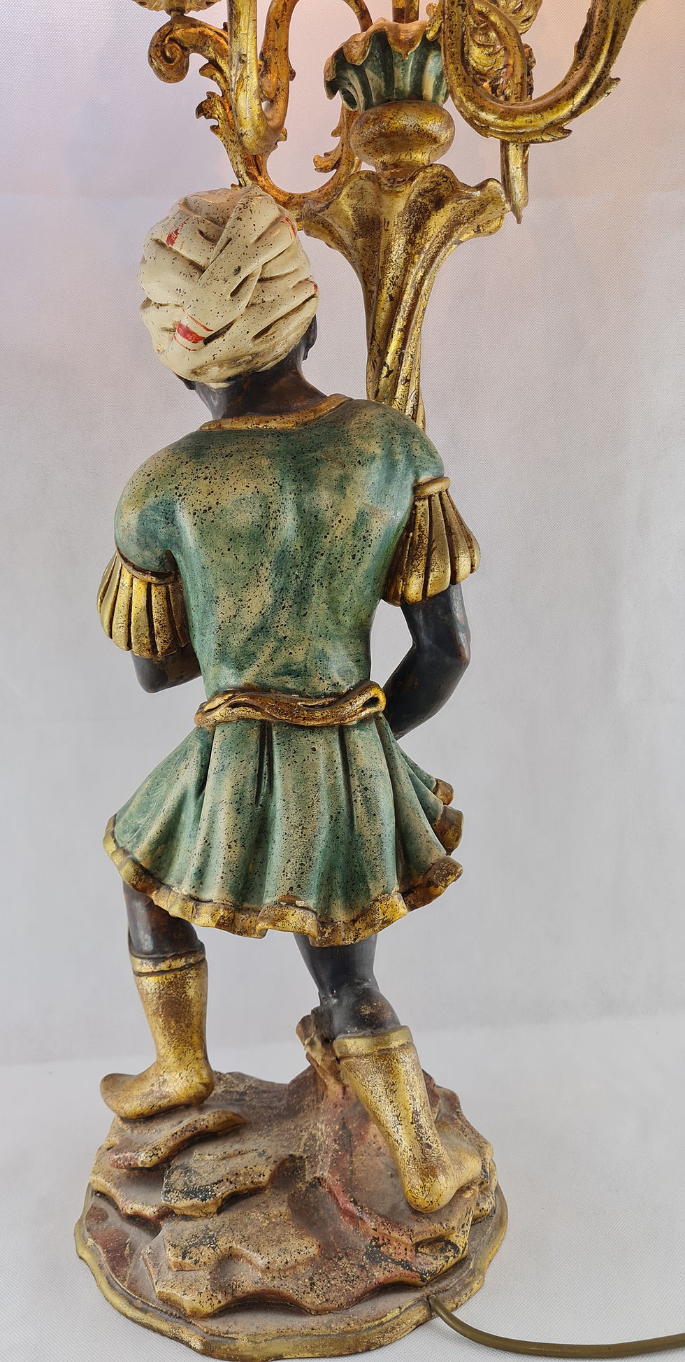 Miniaturbild: Statue Mohr mit 5flammigem Kerzenleuchter / rechts grünes Gewand