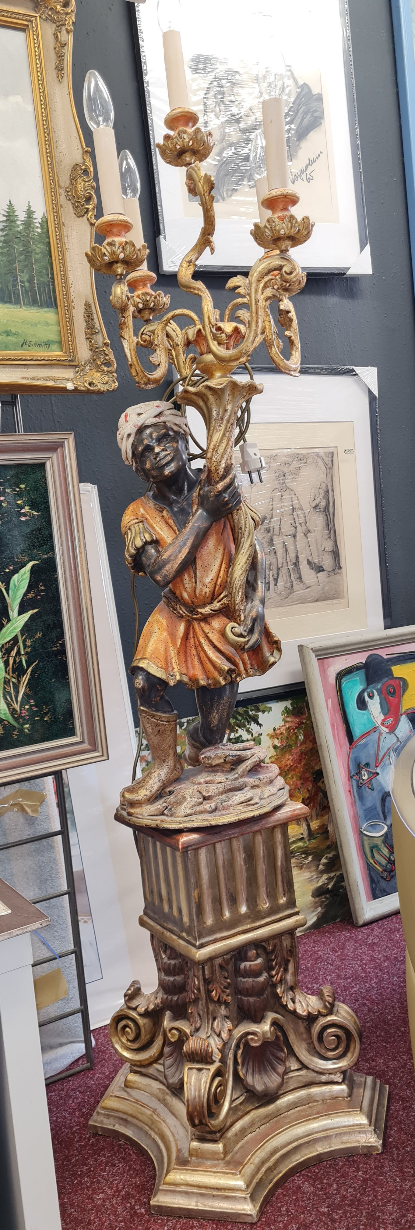 Statue Mohr mit 5flammigem Kerzenleuchter / links orange Gewand