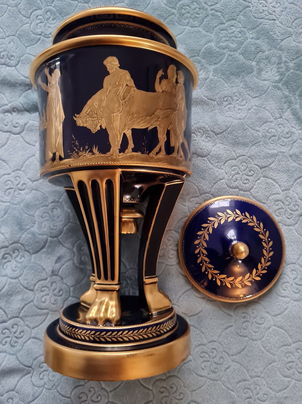 Миниатюра: Pokal mit Deckel Wiener Porzellanmanufaktur, Golddekor auf Kobaltblau 42cm