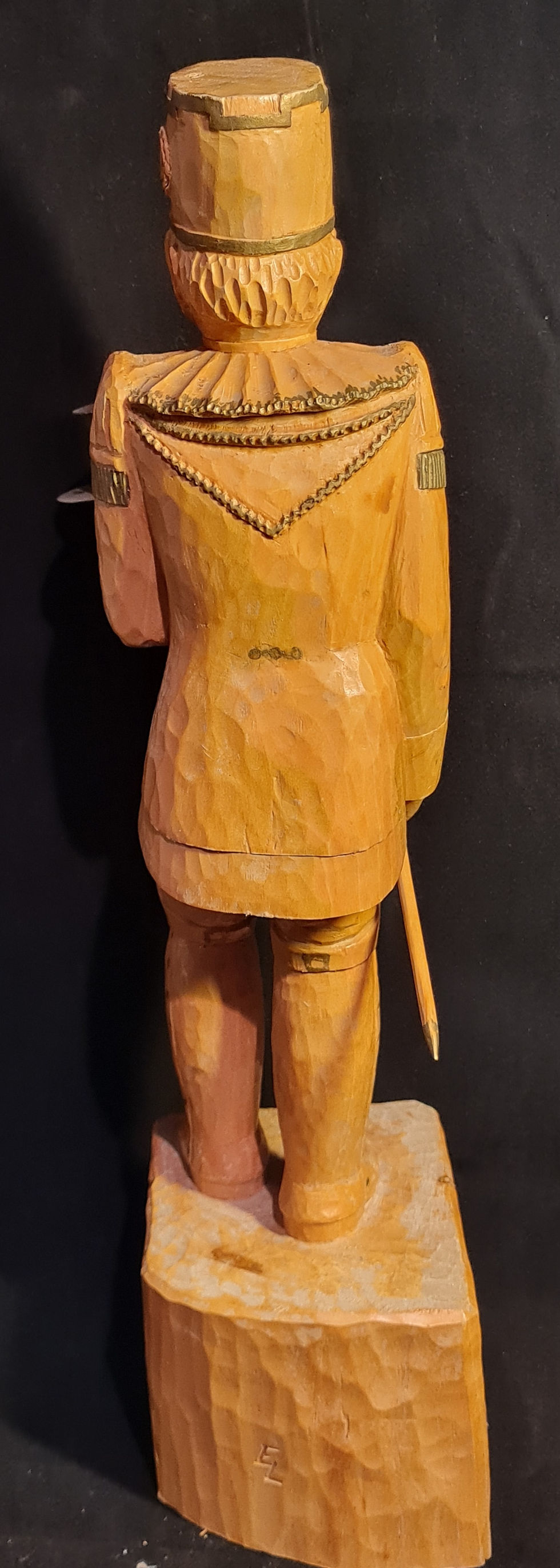 Küçük resim: geschnitzter Bergmann, signiert EL, Erzgebirge, Handarbeit 42cm hoch, natur Holz