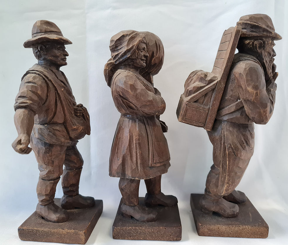 Miniature : 3 geschnitzte Figuren echt Erzgebirge, Aufsteckfiguren, Lampe, Kranz, Handarbeit
