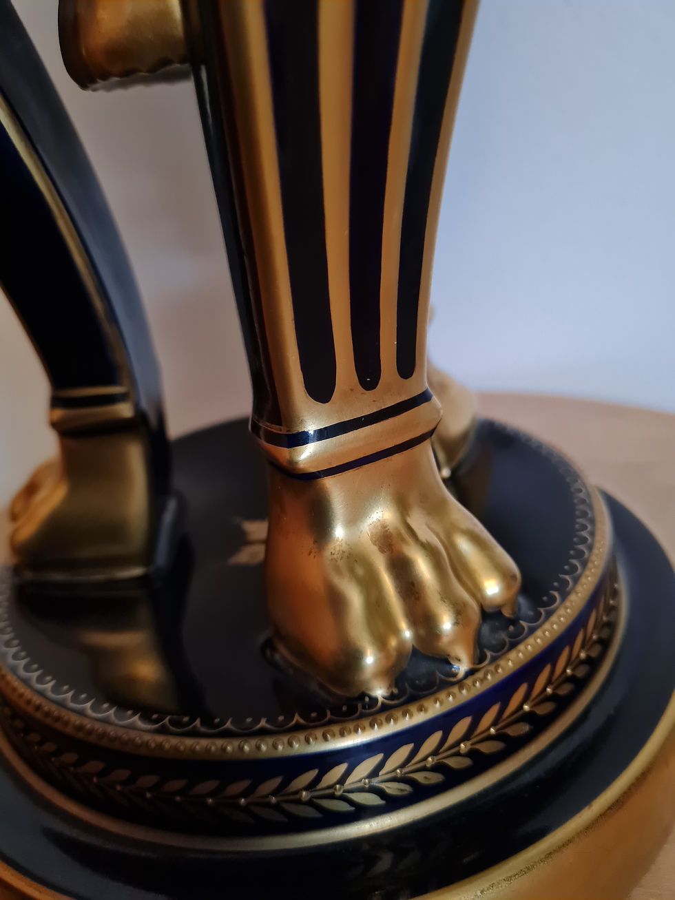 縮圖：Pokal mit Deckel Wiener Porzellanmanufaktur, Golddekor auf Kobaltblau 42cm