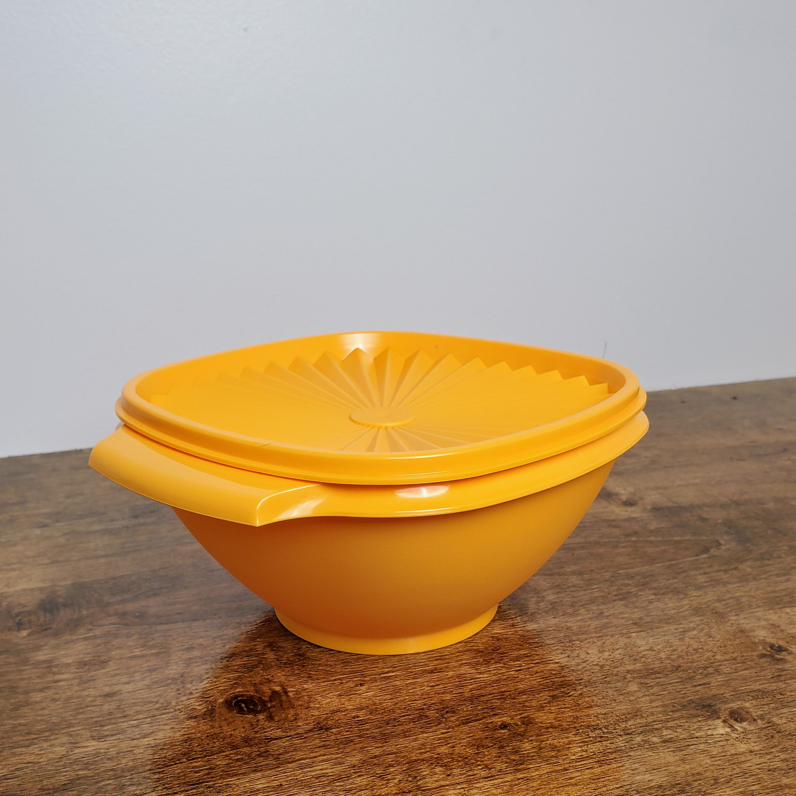 Tupperware Servalier Bowl 6 Cup Touch Seal Harvest Gold # 838 New