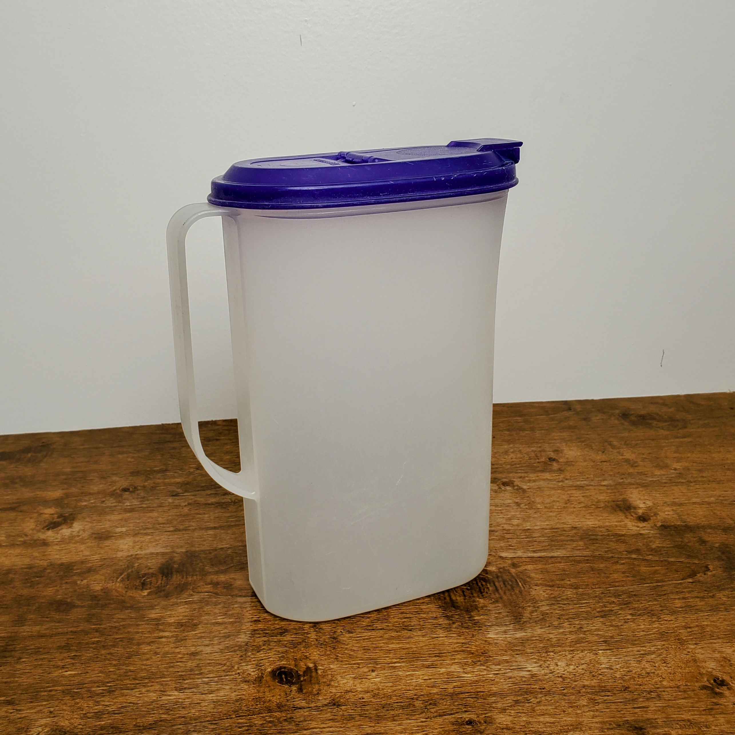 TUPPERWARE Slim Line 2 Quart Refrigerator Pitcher # 2009 Blue Flip Lid