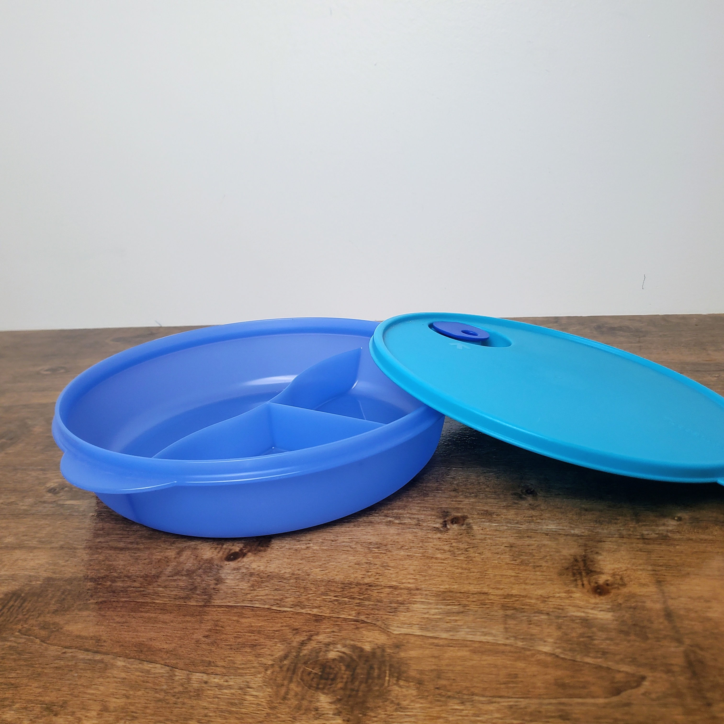Tupperware CrystalWave Divided Dish #3284 Blue Teal 10" Microwave Bowl w/ Vented Lid