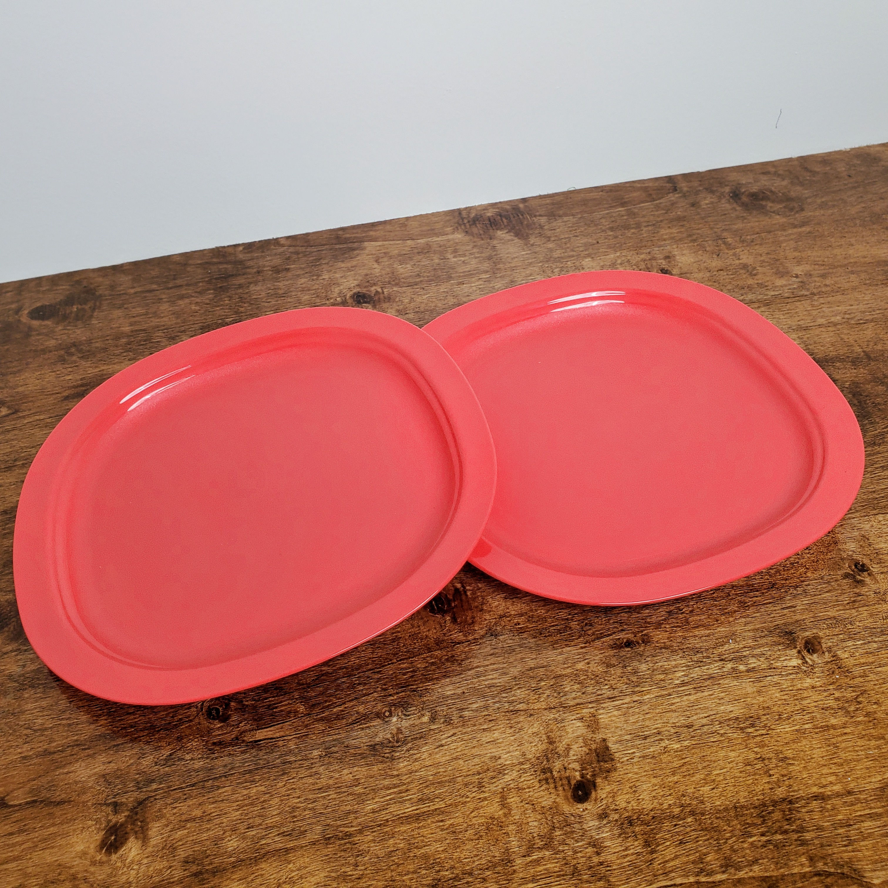 Tupperware Microwave Reheatable Dinner Luncheon Plates 3398 Red - Set of 2