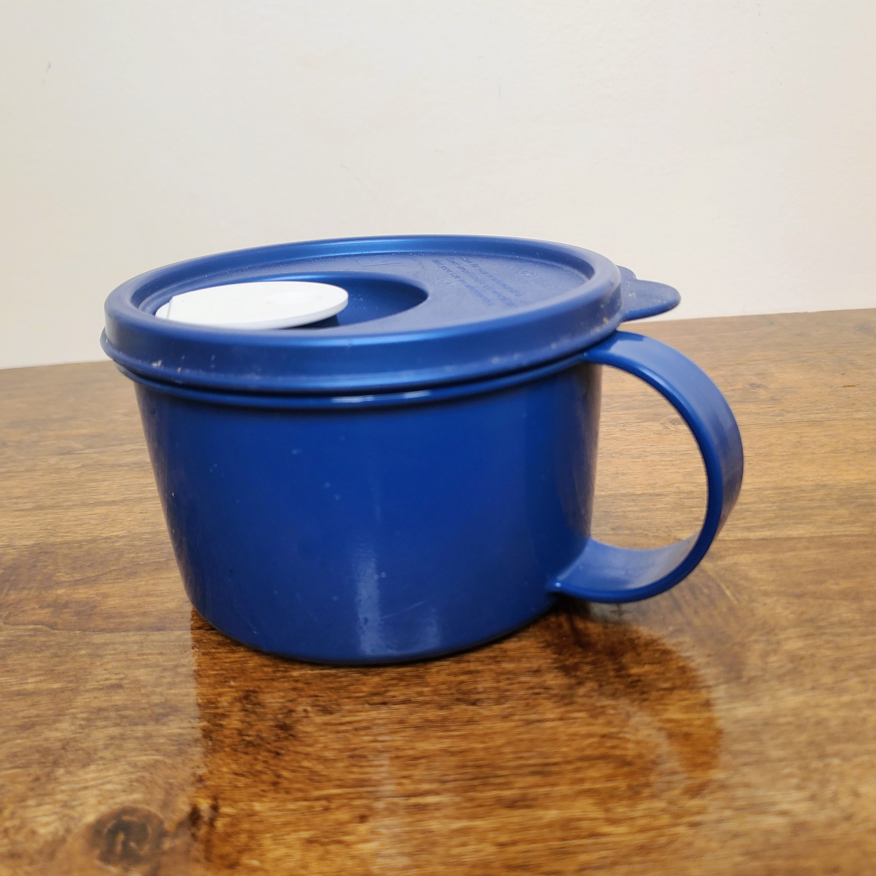 Tupperware CrystalWave Microwave Reheatable Soup Mug 2 Cup #3155 Blue White Vent