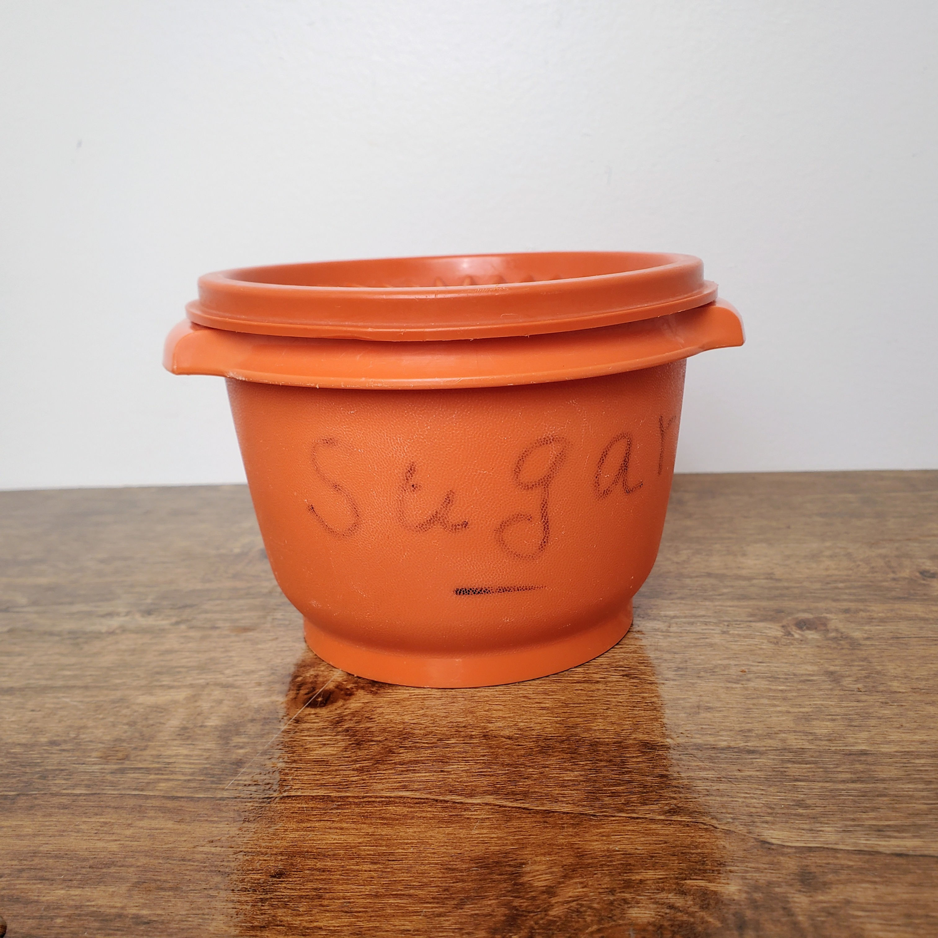 Vintage Tupperware Servalier Bowl #886 Orange Starburst Lid USA