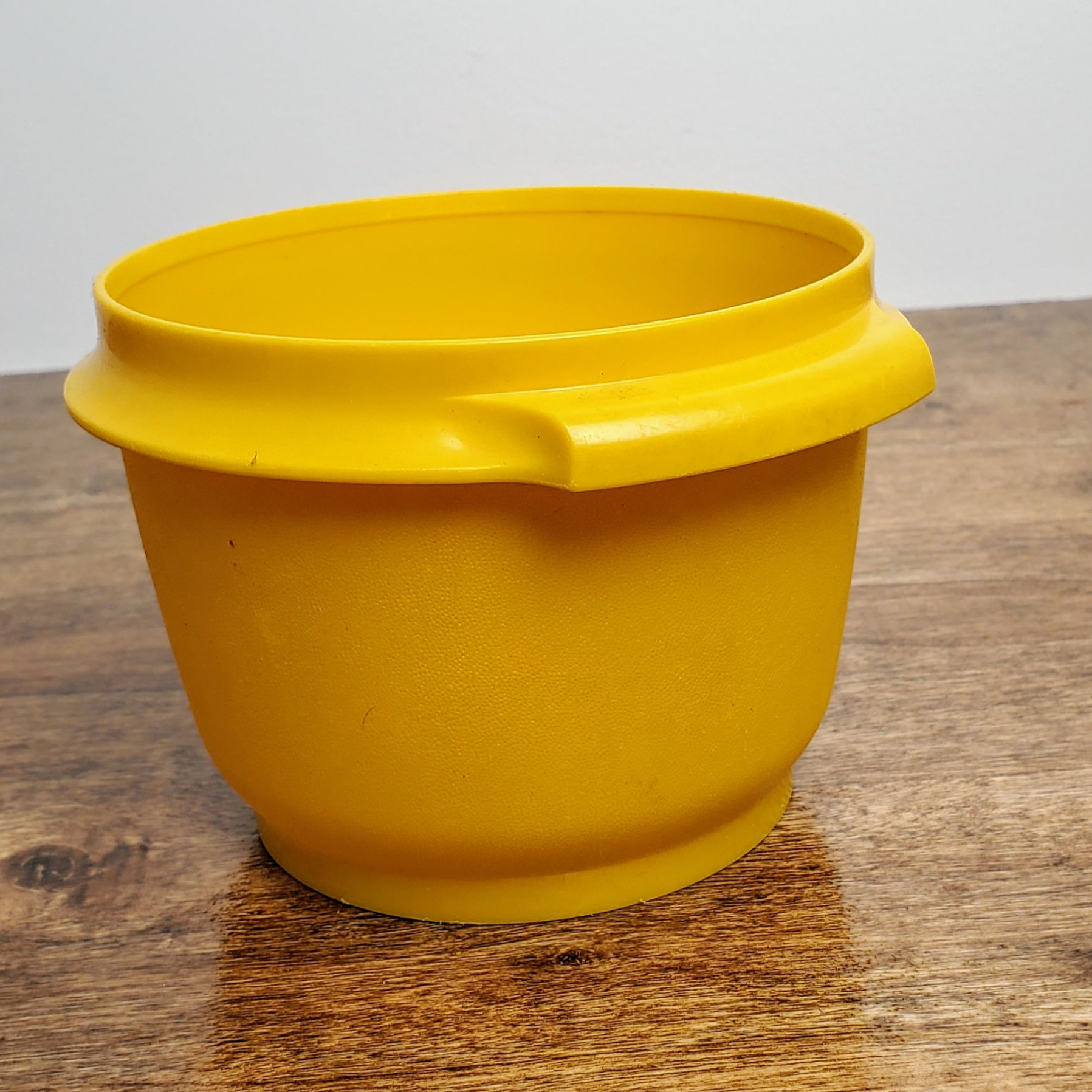 TUPPERWARE Vintage Yellow Servalier Container Bowl # 886