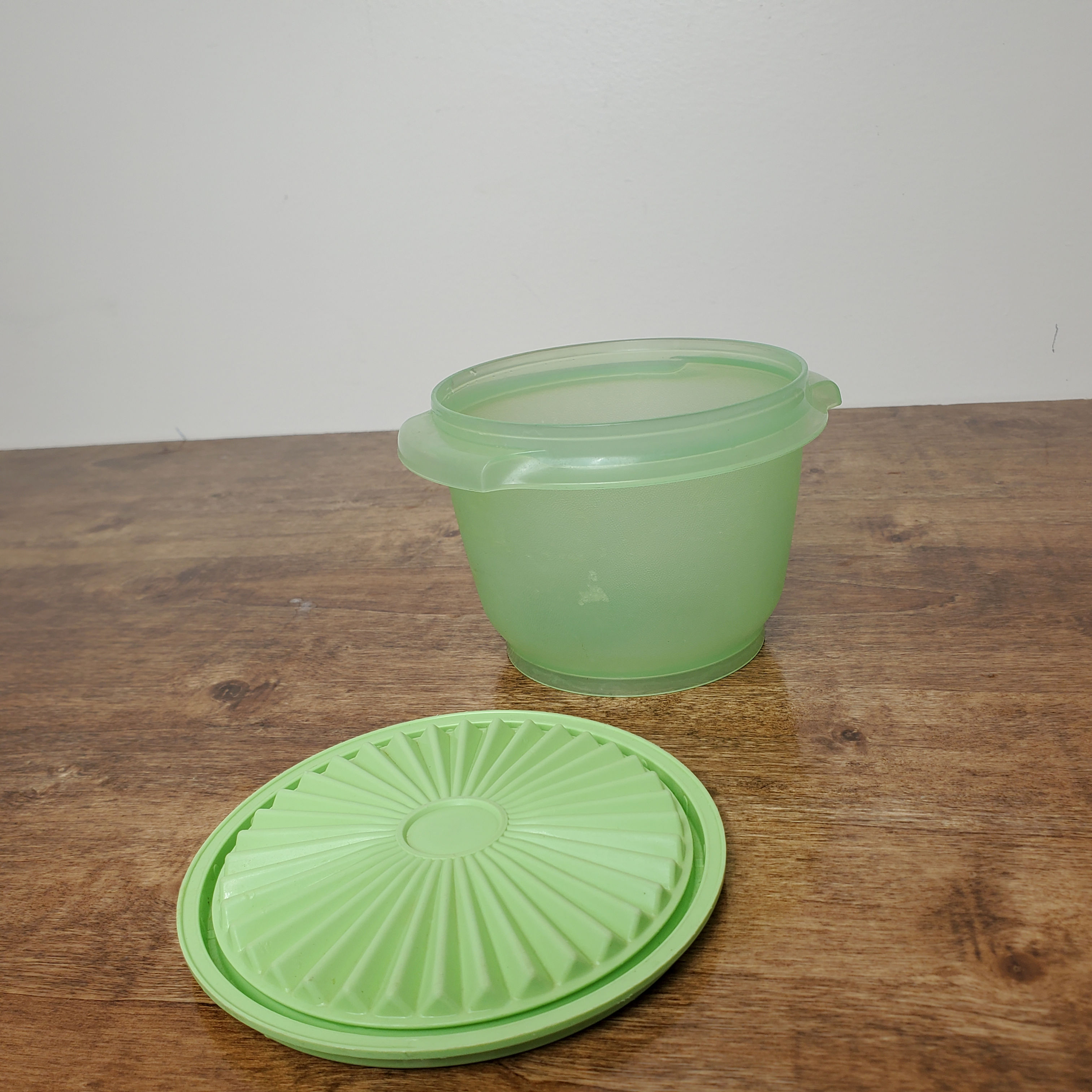 Vintage TUPPERWARE Sheer Green Container STORAGE BOWL 886 with Lid 812 Green