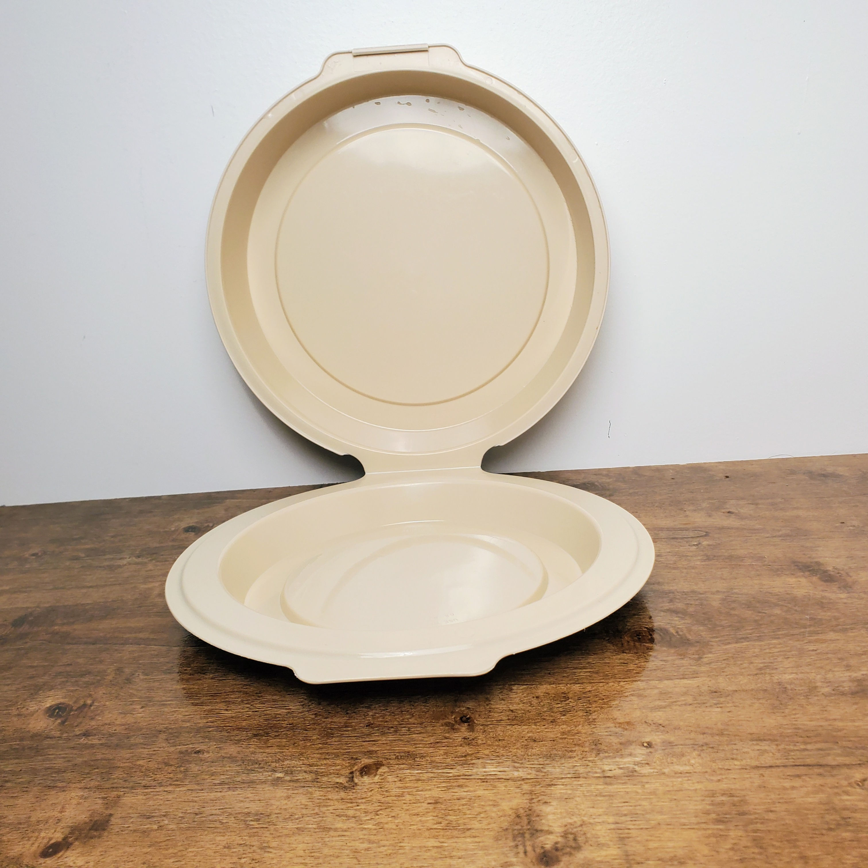 Vintage Pyrex Beige Pie Keeper Carrier Clamshell Plastic Holds 9" Pie Plate P309