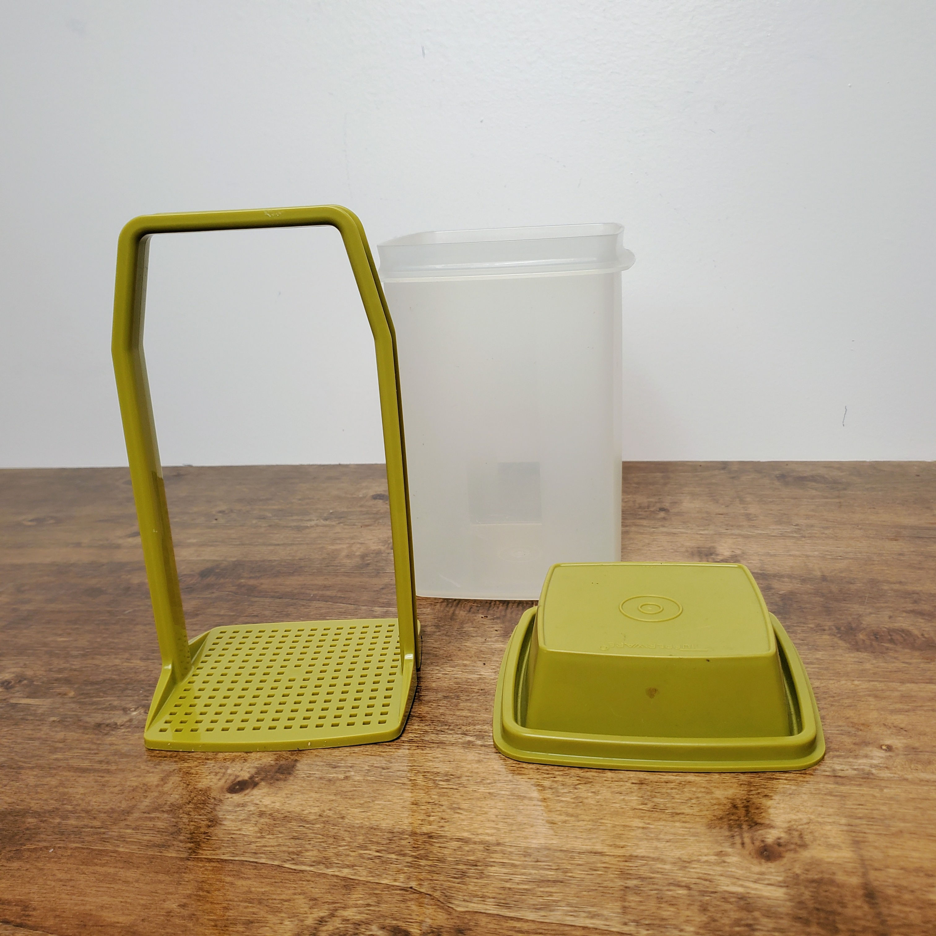 Tupperware Pick-A-Deli Pickle Olive Keeper Container 1560 Clear with Green Seal