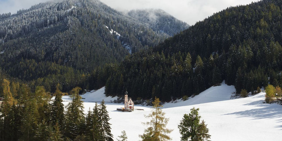Besneeuwde almen en berglandschappen in Val di Funes