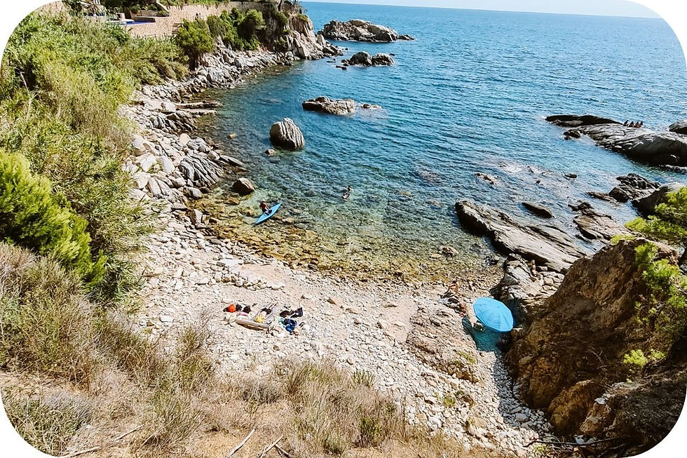 Kinderen spelen op een kindvriendelijk strand aan de Costa Brava, Spanje – met helderblauw water, zachte golven en een ontspannen gezinsvakantie in de zon.