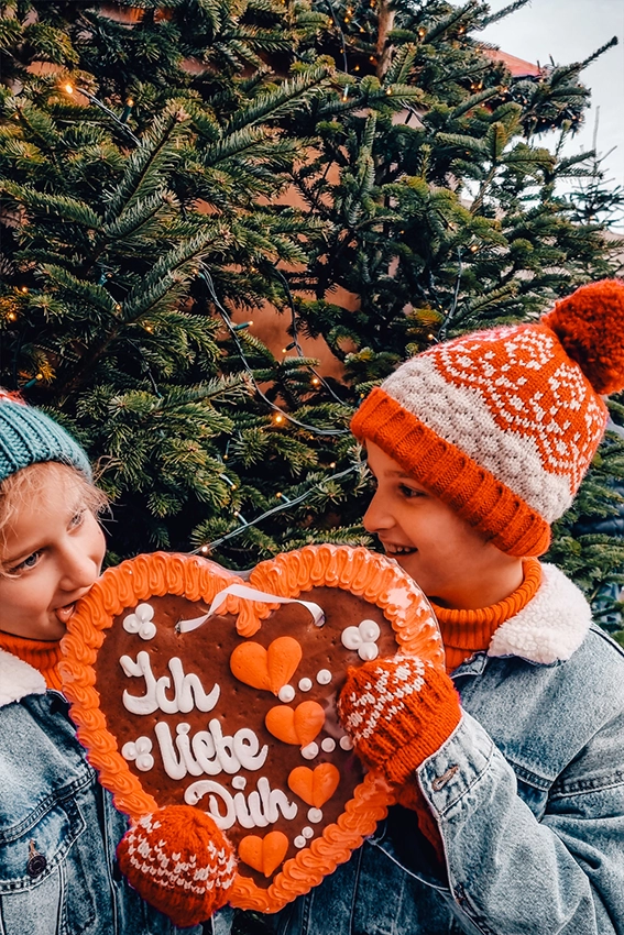 Kerstmis in Keulen, de leukste kerstmarkten van Duitsland. Een complete reisgids voor een dag Kerst in Keulen. Lees onze reisgids nu op onze reisblog www.kusjesvanons.com