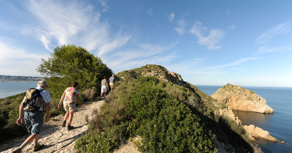 Actieve wandelreis met begeleiding in kleine groep, wandelen door natuur en bergen tijdens georganiseerde groepswandelreis