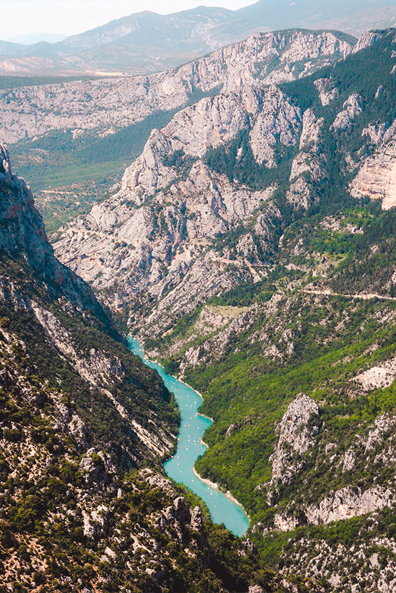 Gorges du Verdon Frankrijk, een van de mooiste natuurparken van Europa. Lees nu onze reisgids met al onze reistips voor jouw vakantie in Frankrijk en de Gorges de Verdon.