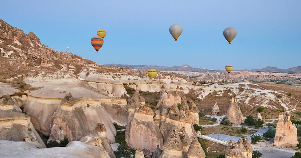 Wandelen in Rose Valley en Red Valley in Cappadocië tussen spectaculaire rotsformaties en luchtballonnen tijdens een wandelvakantie in Turkije