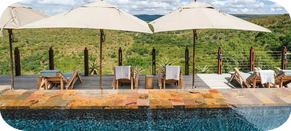 Uitzicht vanaf een luxe safari lodge in Oost-Zuid-Afrika, midden in de natuur met uitzicht op savannes, bergen of wildlife – perfect voor een unieke overnachting tijdens een rondreis door Zuid-Afrika.