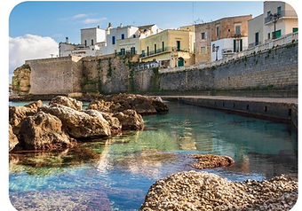 Wandelen langs de kust van Puglia met uitzicht op de azuurblauwe Adriatische Zee