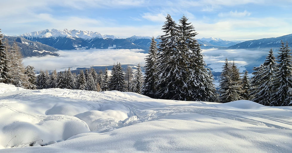 Sneeuwschoenwandelaars op de Lüsner Alm tijdens een winterwandelreis in de Dolomieten