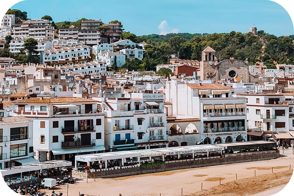 Nederlanders en Belgen die genieten van het buitenleven in Spanje met zon, tapas en ontspannen levensstijl – perfect beeld bij emigratie naar Spanje.