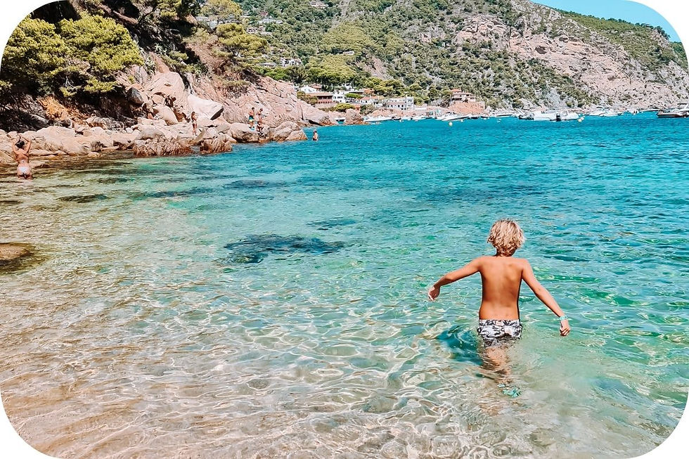 Nederlanders en Belgen die genieten van het buitenleven in Spanje met zon, tapas en ontspannen levensstijl – perfect beeld bij emigratie naar Spanje.