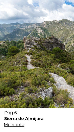 Wandelen langs de kust van Nerja tijdens een groepswandelreis in Spanje