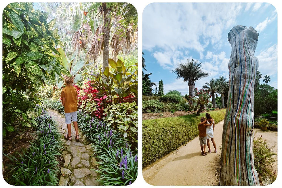 Uitzicht vanaf het Templet de Linne over de Middellandse Zee in Jardín Botánico Marimurtra, de botanische tuin op een klif in Blanes, Costa Brava.