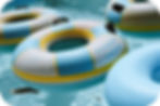Tropisch waterpark Disney’s Typhoon Lagoon in Orlando, Florida met glijbanen, lazy river, surfpool en palmbomen.