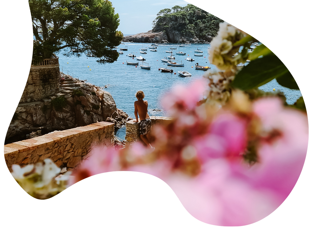 Costa Brava reistips – uitzicht op baai met turquoise water, rotsen en strand: perfecte plek voor jouw vakantie in Spanje